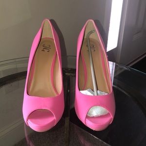 Peep toe pump